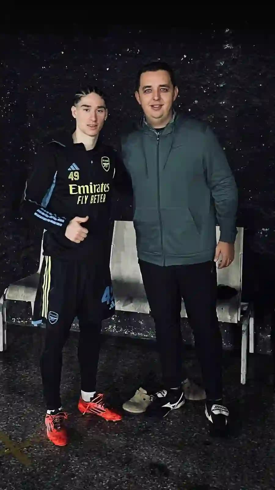 Coach Yair Garza junto a un futbolista profesional