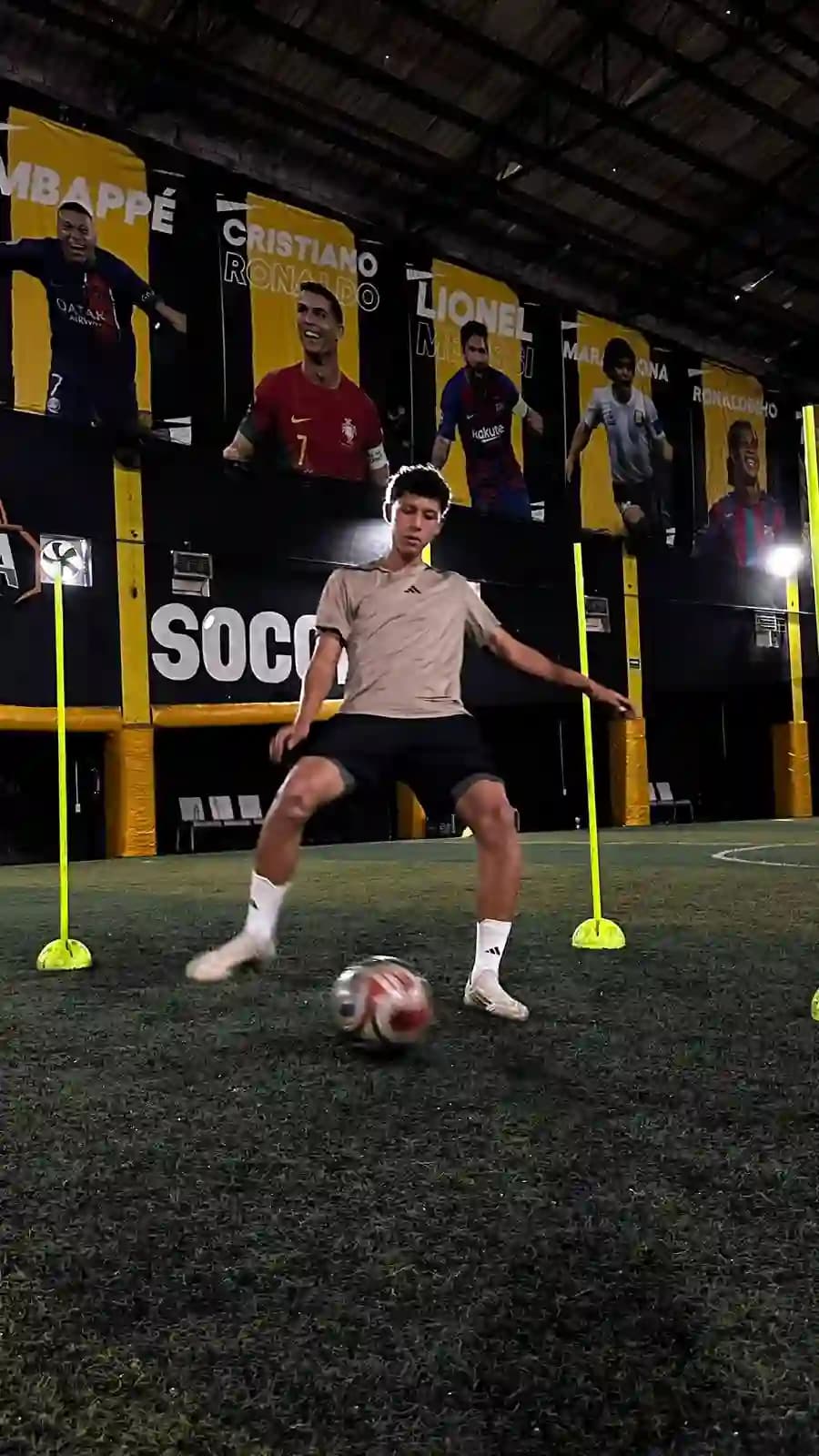 Análisis de video con IA de un jugador entrenando dribbling