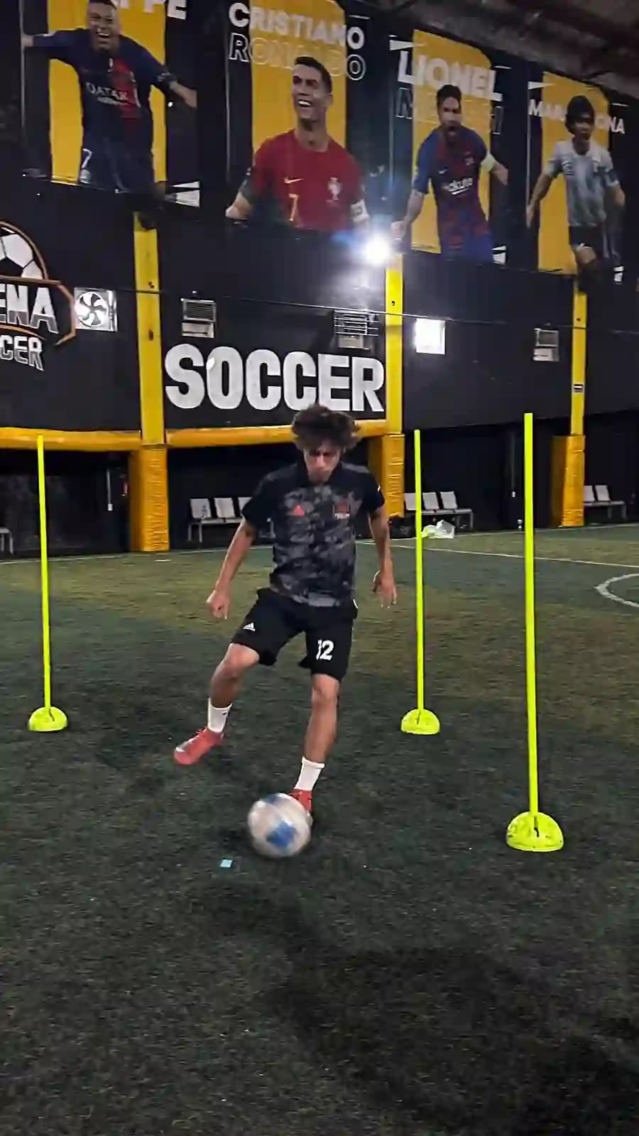 Seguimiento biomecánico con IA de un jugador entrenando