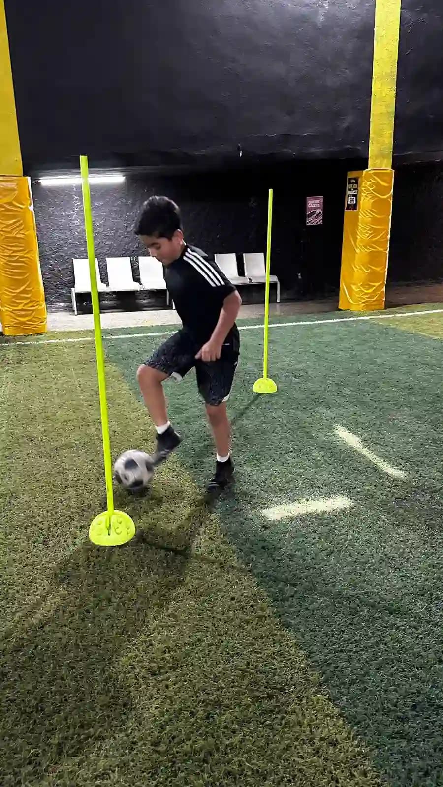 Joven entrenando técnica de fútbol en Arena Soccer MTY