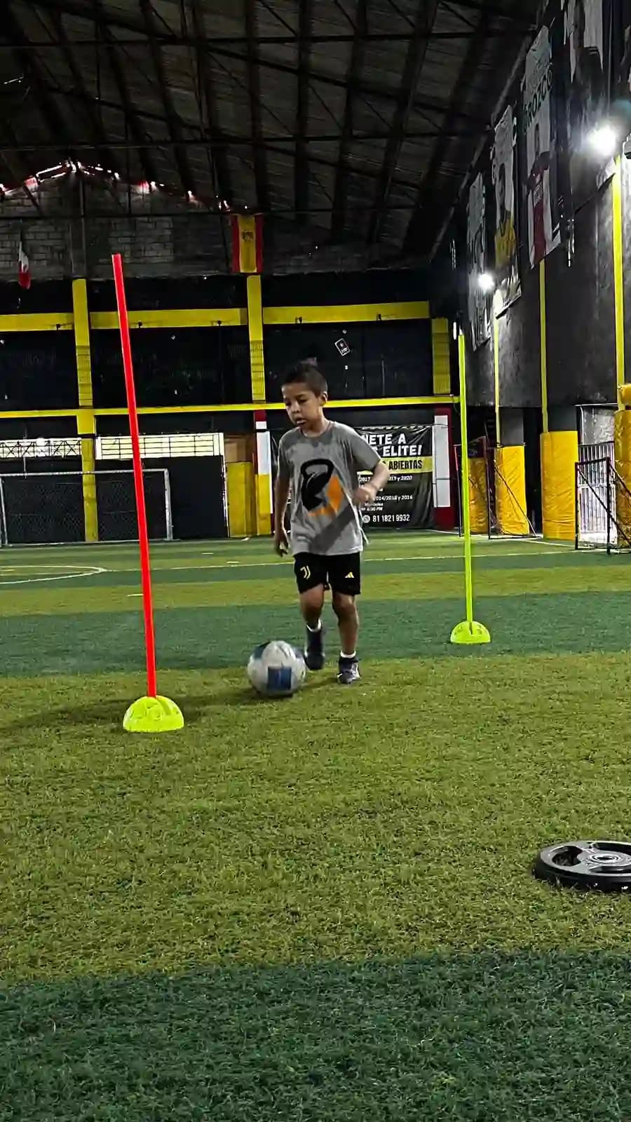 Sesión de entrenamiento técnico en cancha techada
