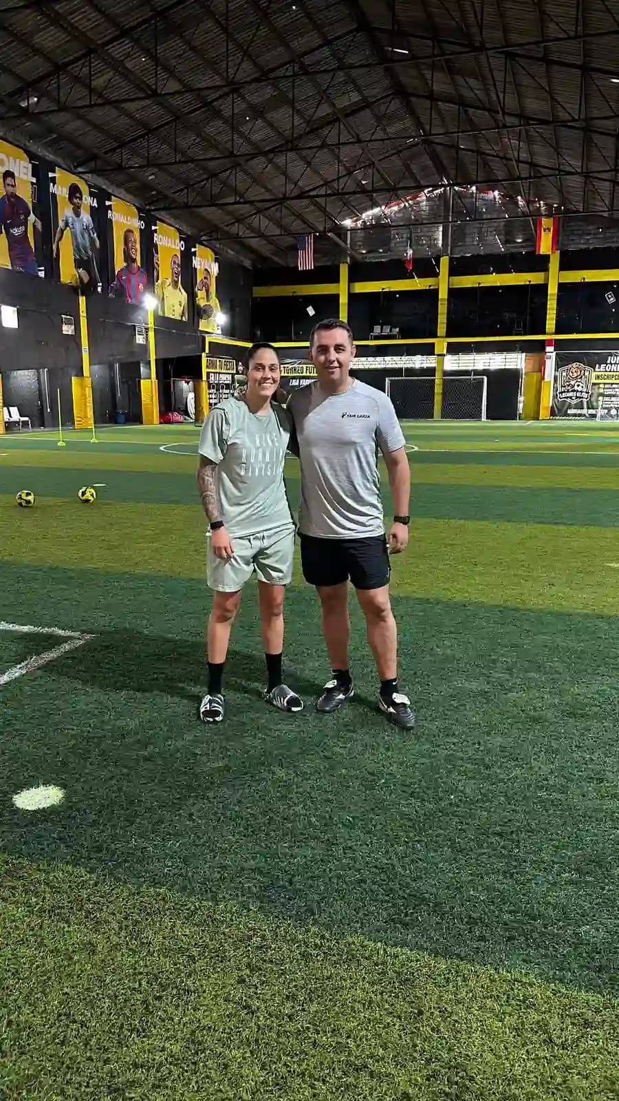 Coach Yair Garza junto a una futbolista profesional