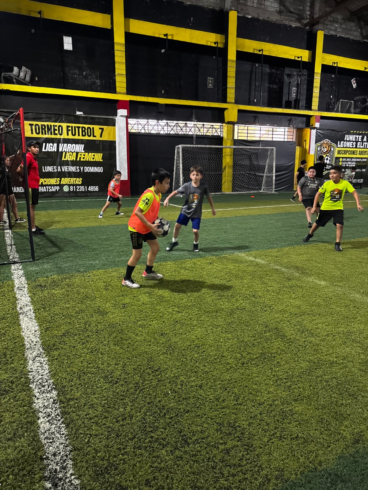 Niños de la academia jugando