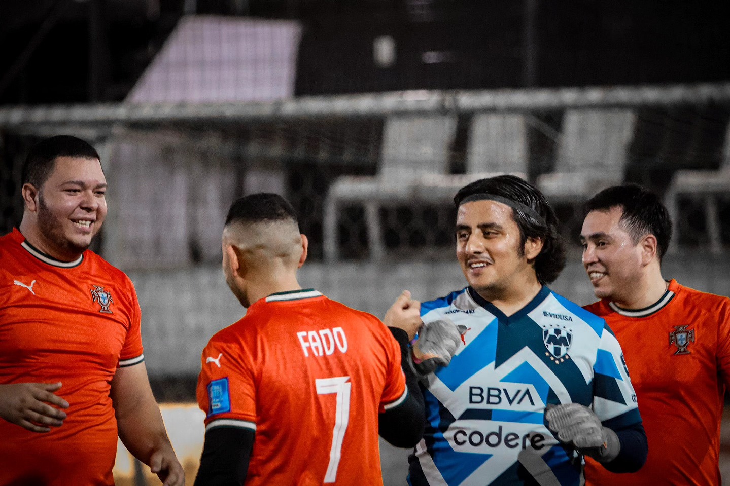 Equipo celebrando victoria