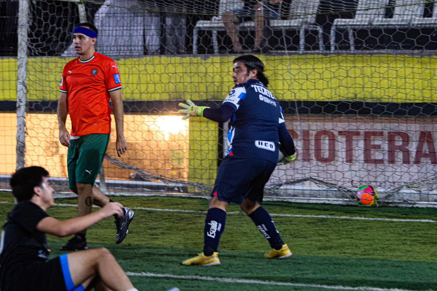 Partido de liga en la cancha
