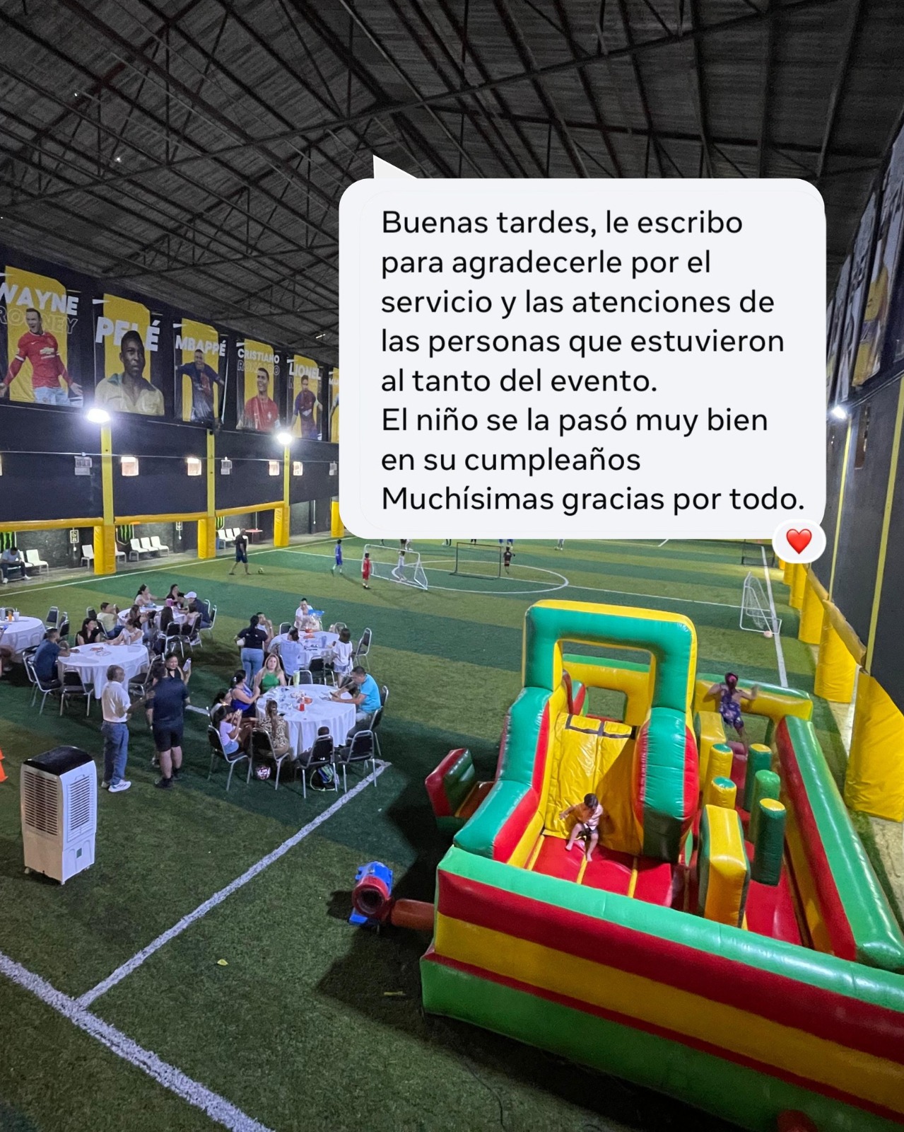 Venue completo con mesas e inflable — reseña de cliente satisfecho