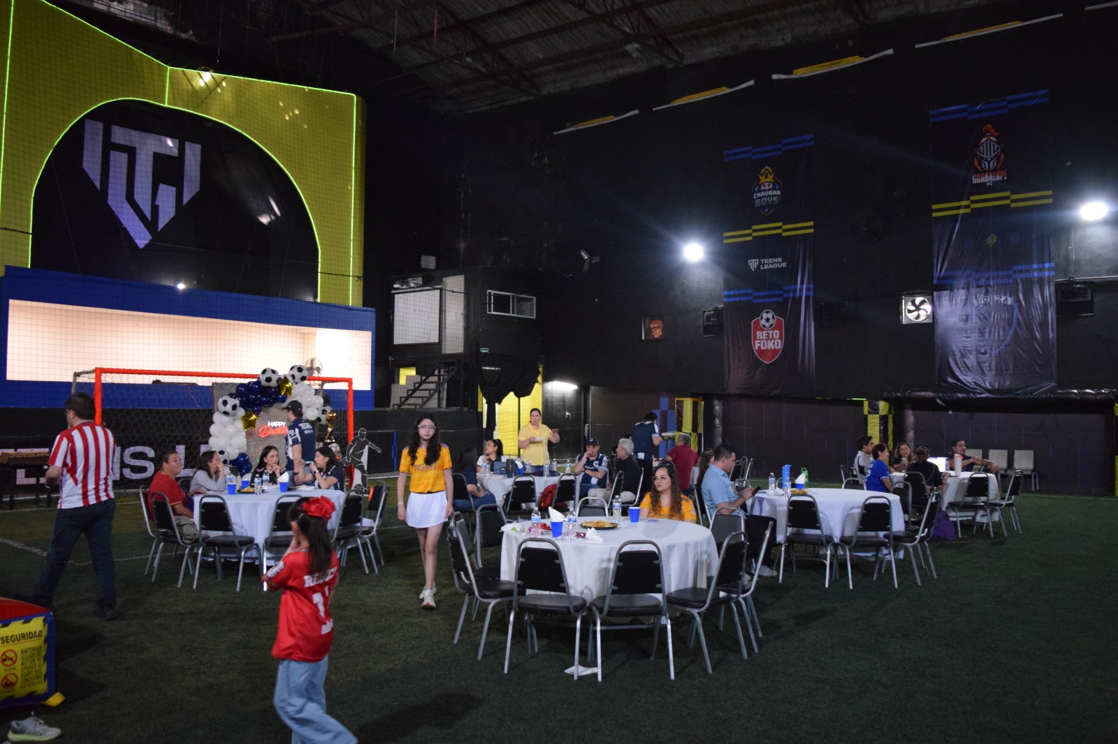 Evento con mesas elegantes en la cancha